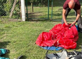 Paracaidista alemán saltó en Rosario y el viento lo arrastró hasta Coronda
