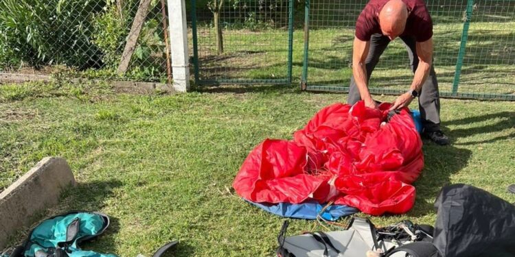 Paracaidista alemán saltó en Rosario y el viento lo arrastró hasta Coronda