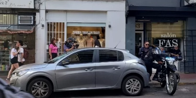 ROSARIO: UNA MUJER DEJÓ ENCERRADO A SU PERRO EN EL AUTO Y AL VOLVER LO ENCONTRÓ MUERTO