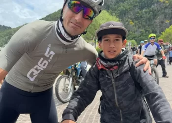 LIONEL SCALONI LE REGALO UNA BICICLETA A UN JOVEN QUE CONOCIÓ CUANDO CORRIÓ LA GRAN FONDO SIETE LAGOS