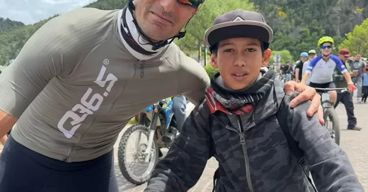 LIONEL SCALONI LE REGALO UNA BICICLETA A UN JOVEN QUE CONOCIÓ CUANDO CORRIÓ LA GRAN FONDO SIETE LAGOS