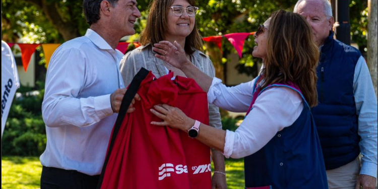 VERDECCHIA ENCABEZÓ LA ENTREGA DE KITS DEPORTIVOS A ESCUELAS DE LA REGIÓN V