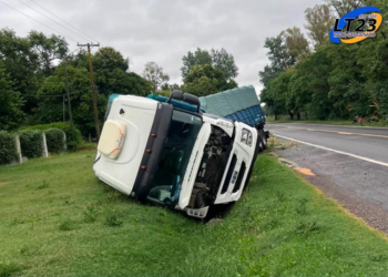Fuertes tormentas en la región: Un camión volcó sobre la Ruta 33