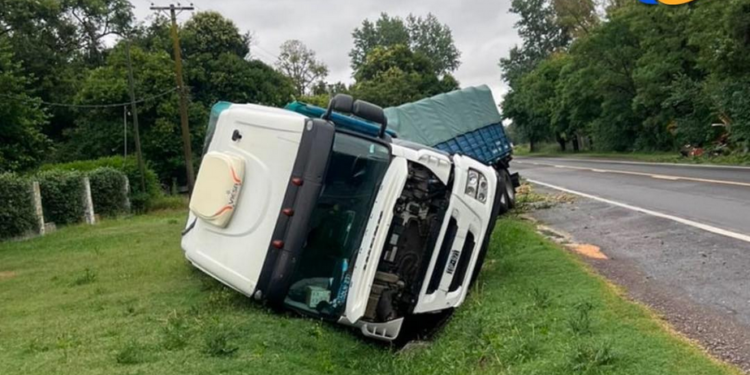 Fuertes tormentas en la región: Un camión volcó sobre la Ruta 33