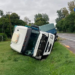 Fuertes tormentas en la región: Un camión volcó sobre la Ruta 33