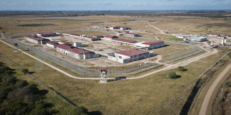 Inauguran la cárcel de Coronda que descomprimirá penales santafesinos, pero no alojará presos de alto perfil.
