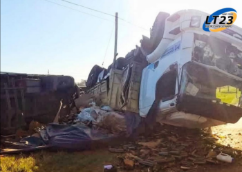 VUELCO DE CAMIÓN EN LA 33 ENTRE CASILDA Y PUJATO. SIN LESIONADOS