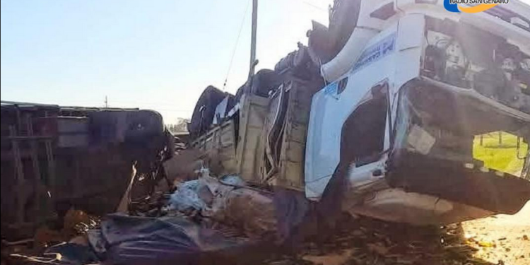 VUELCO DE CAMIÓN EN LA 33 ENTRE CASILDA Y PUJATO. SIN LESIONADOS