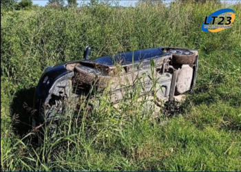 Las Parejas: Vuelco de un auto en la ciudad sin lesionados.