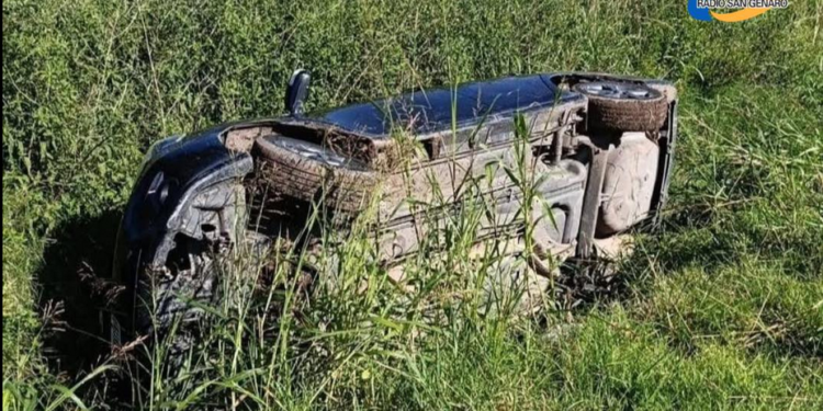Las Parejas: Vuelco de un auto en la ciudad sin lesionados.