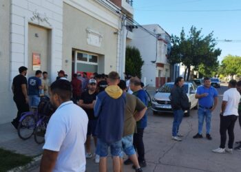 Trabajadores Pollo de Oro Frente a la sede de la Secretaría de Trabajo en Galvez