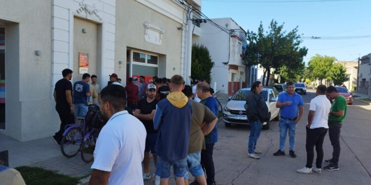 Trabajadores Pollo de Oro Frente a la sede de la Secretaría de Trabajo en Galvez