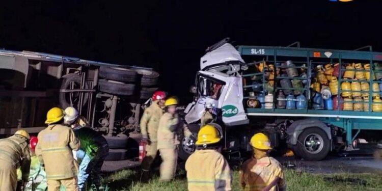 Fuerte accidente sobre la autopista Rosario-Santa Fe a la altura de Coronda