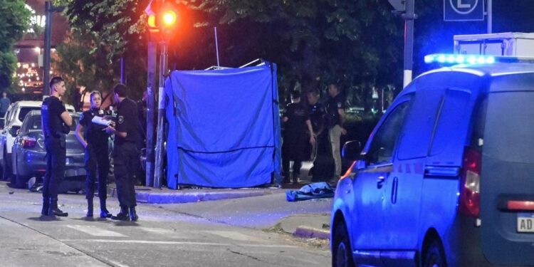 Rosario: A gran velocidad, un automovilista atropelló y mató a una mujer y su hija a la salida del túnel Presidente Illia