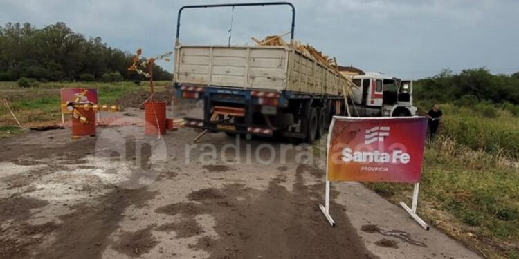 Un camión cargado con madera impactó contra una montaña de tierra en RP39