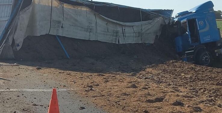 Un camión volcó sobre ruta 91 entre Serodino y Andino
