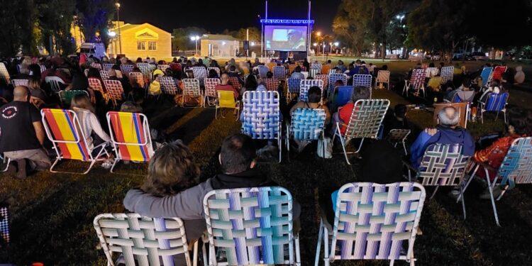 Vuelve el cine a la reposera: El ciclo se lanza con «Campamento con mamá», de Natalia Oreiro