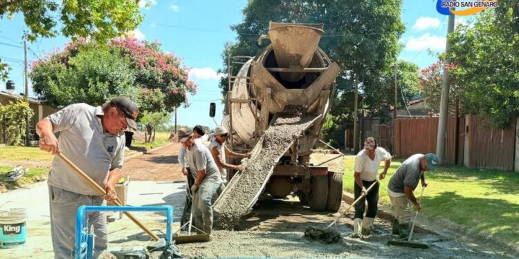 San Genaro están llevando adelante la construcción de una nueva cuadra de pavimento