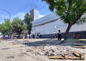 UN FRIGORÍFICO TRIPERO DE VILLA GOBERNADOR GÁLVEZ DESPIDIÓ A SETENTA TRABAJADORES POR WHATSAPP