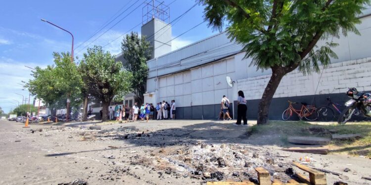 UN FRIGORÍFICO TRIPERO DE VILLA GOBERNADOR GÁLVEZ DESPIDIÓ A SETENTA TRABAJADORES POR WHATSAPP