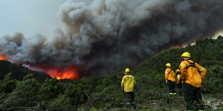 Continúan los fuertes incendios en Bariloche y Epuyén: son más de 11 mil las hectáreas afectadas