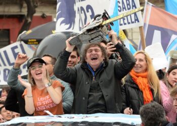 «3×1»: el sistema del Gobierno para congelar contrataciones en el Estado