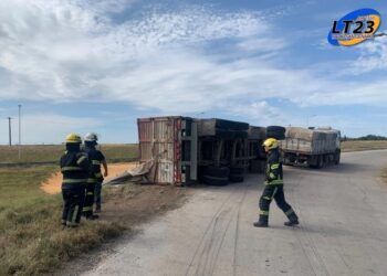 Accidente en autopista y acceso Ruta 91: Volcó un camión cargado con maíz