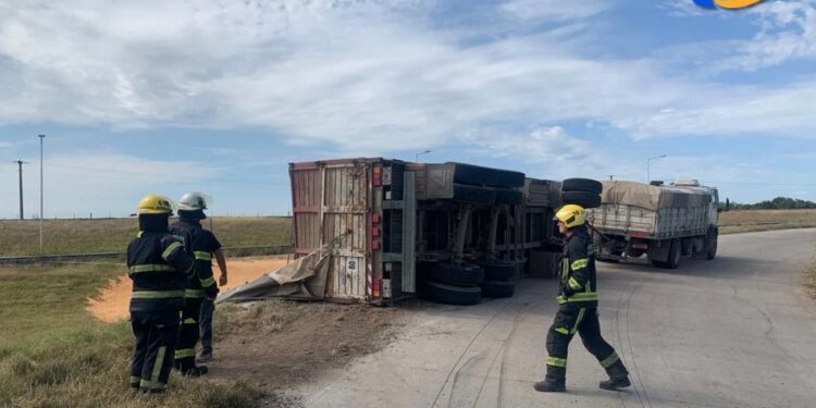 Accidente en autopista y acceso Ruta 91: Volcó un camión cargado con maíz