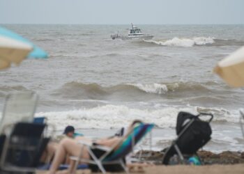 Buscan a un argentino en punta del este luego que entro al mar a festejar a año nuevo