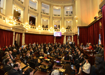 SUSPENDIERON A SEIS EMPELADOS DEL SENADO POR MIRAR UNA PELÍCULA EN HORARIO LABORAL