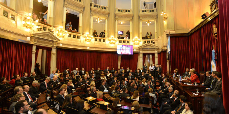 SUSPENDIERON A SEIS EMPELADOS DEL SENADO POR MIRAR UNA PELÍCULA EN HORARIO LABORAL