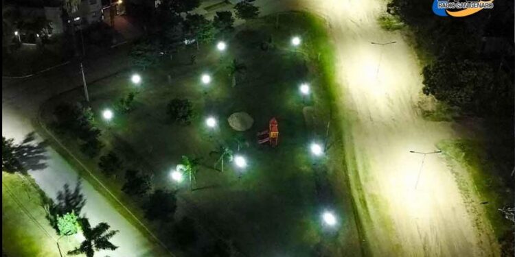 SanGenaro: Culminaron la instalación de luminarias en la Plaza Dr. Ramón Vilanova, ubicada en Nilson Maritano y Pueyrredón.