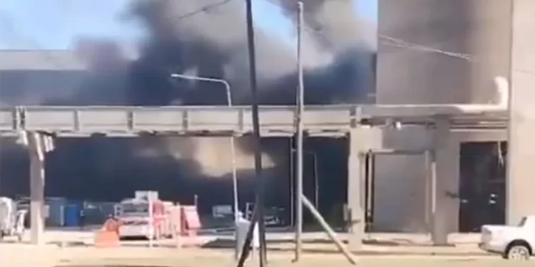 Impactante incendio en Renova de Timbúes: bomberos de la región llevan 12 horas de trabajo