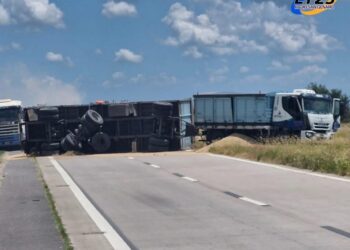 Accidente en Autopista: Colisión entre dos camiones y vuelco a la altura de Marcos Juarez