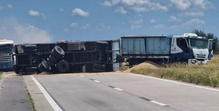 Accidente en Autopista: Colisión entre dos camiones y vuelco a la altura de Marcos Juarez