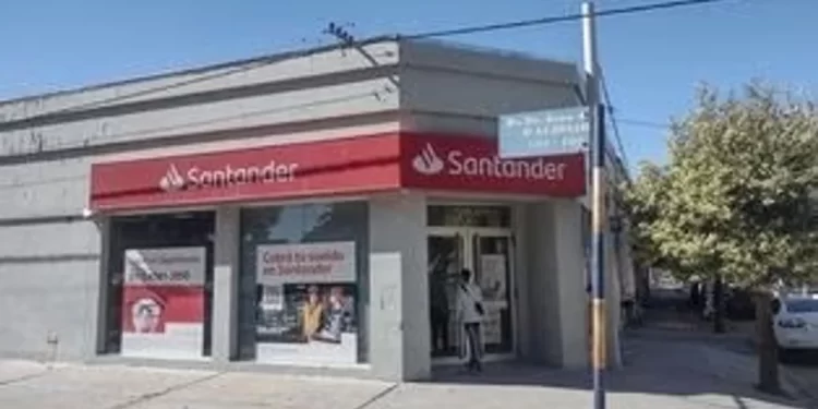 La comuna de Sanford rechaza el cierre del Banco Santander y gestiona alternativas