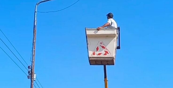 Cañada Rosquin: La comuna está llevando a cabo el cambio de luminarias del alumbrado público de la ruta 34.