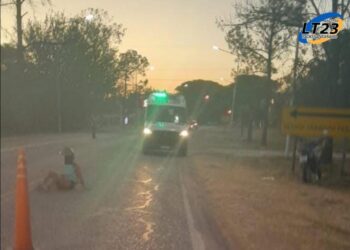 Una jovén se accidentó en su moto. Lesiones leves