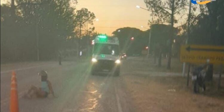 Una jovén se accidentó en su moto. Lesiones leves