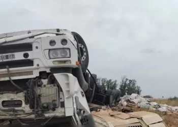 PERGAMINO: VOLCÓ UN CAMIÓN Y VECINOS SAQUEARON EL CARGAMENTO MIENTRAS TRASLADABAN EL CUERPO DEL CHOFER