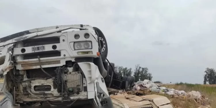 PERGAMINO: VOLCÓ UN CAMIÓN Y VECINOS SAQUEARON EL CARGAMENTO MIENTRAS TRASLADABAN EL CUERPO DEL CHOFER