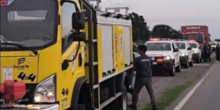 Unos 40 bomberos voluntarios de Santa Fe combaten los incendios en Neuquén