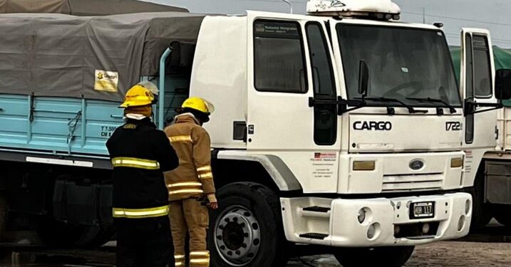 San Genaro: Bomberos trabajan en incendio en Centro de Camioneros de la Ciudad