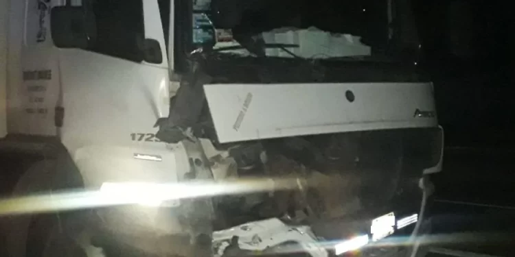 Un camión con hamburguesas y un auxilio mecánico chocaron a la altura de San Fabián