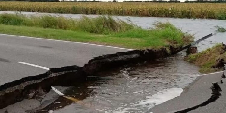 Cordoba por las intensas lluvias se partió la ruta provincial 10 entre Villa del Rosario y Matorrales.