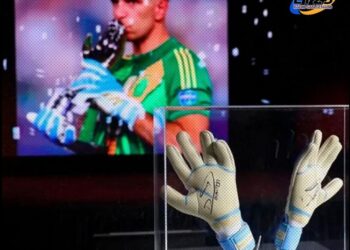 El Dibu Martinez subastó sus guantes para una causa solidaria