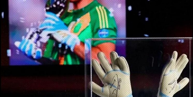 El Dibu Martinez subastó sus guantes para una causa solidaria