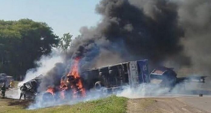 Dos personas murieron calcinadas en un choque de camiones en la ruta 34 en el Dpto San Cristobal