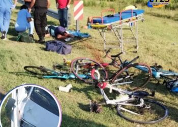 Impactante accidente en la autopista: una traffic embistió a cuatro ciclistas a la altura de Roldan