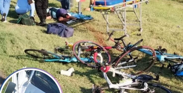 Impactante accidente en la autopista: una traffic embistió a cuatro ciclistas a la altura de Roldan